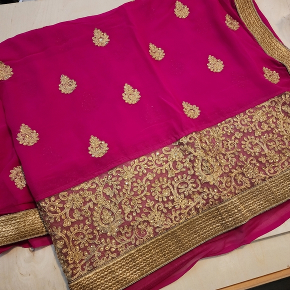 Elegant Fuchsia Saree with Timeless Gold Border - Worn Once - Picture 2 of 3